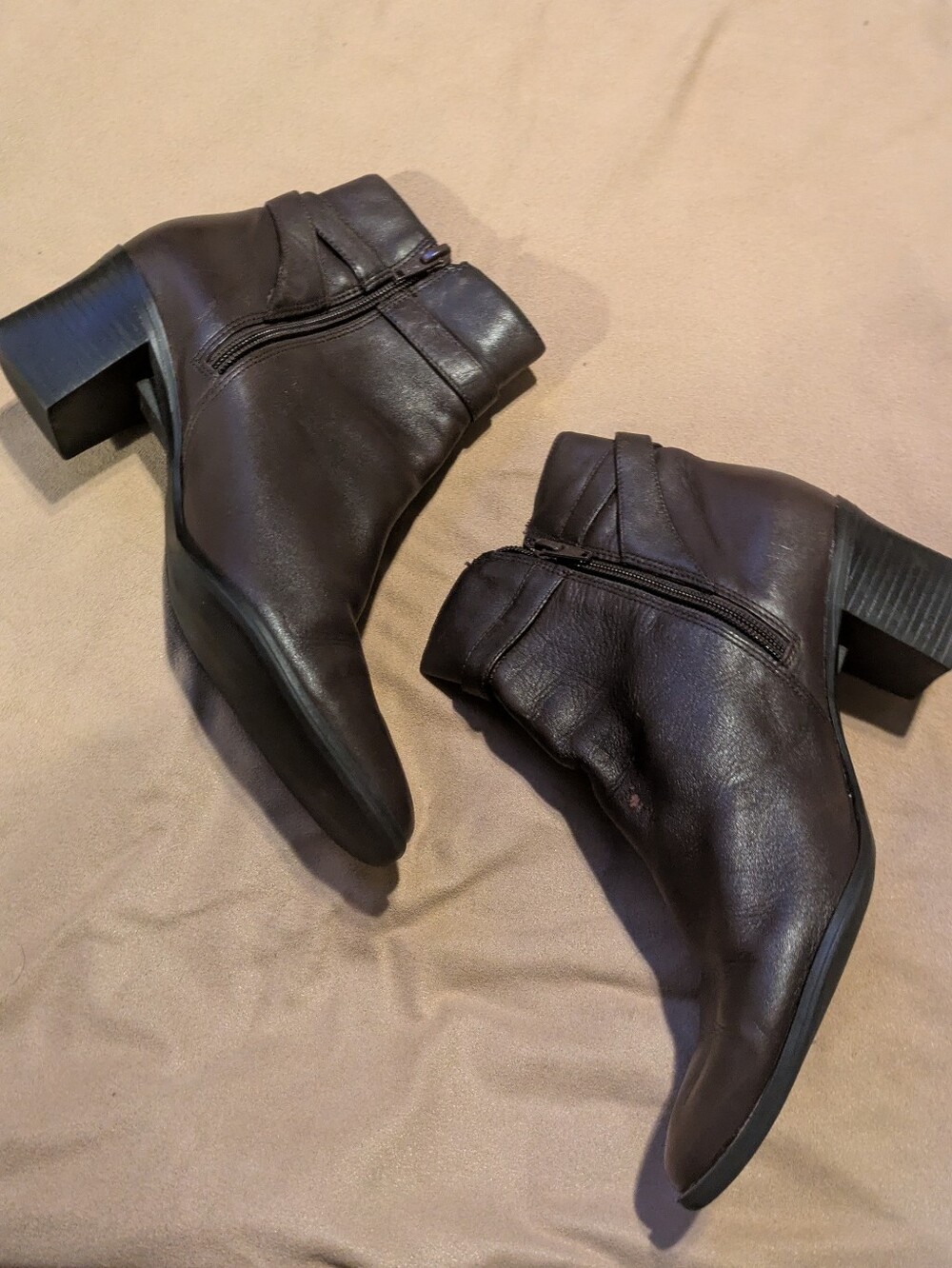Predictions women’s brown ankle boots in size 8.5.